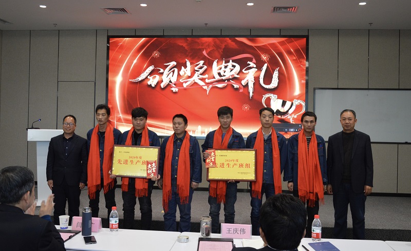 出席領(lǐng)導為鋼結(jié)構(gòu)公司先進集體頒獎并合影留念2.jpg