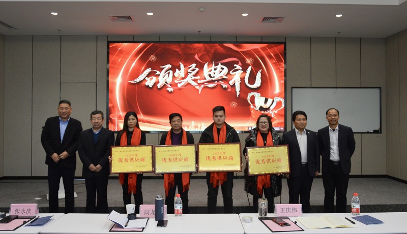 集團公司領(lǐng)導為鋼結(jié)構(gòu)公司優(yōu)秀供應(yīng)商頒獎并合影留念.jpg